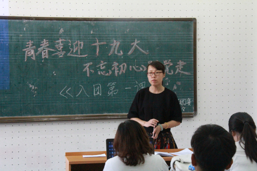 赵辉老师讲话.jpg 赵辉老师讲话.jpg